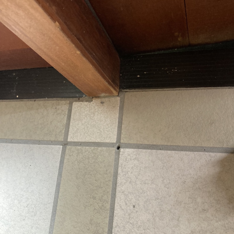 開いた穴をパテで補修