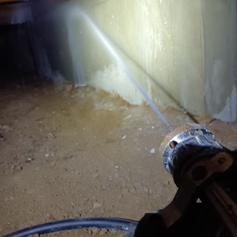 床下の基礎にシロアリ駆除剤を散布