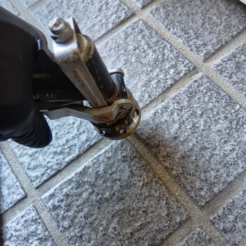 玄関床のタイルにシロアリ駆除剤を注入