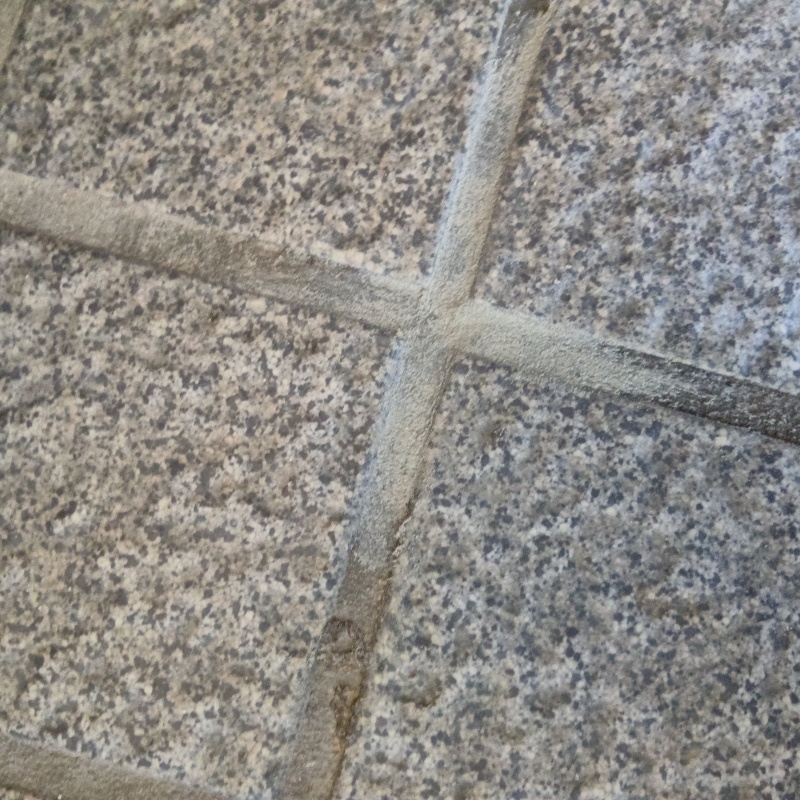 開いた穴をモルタルで補修