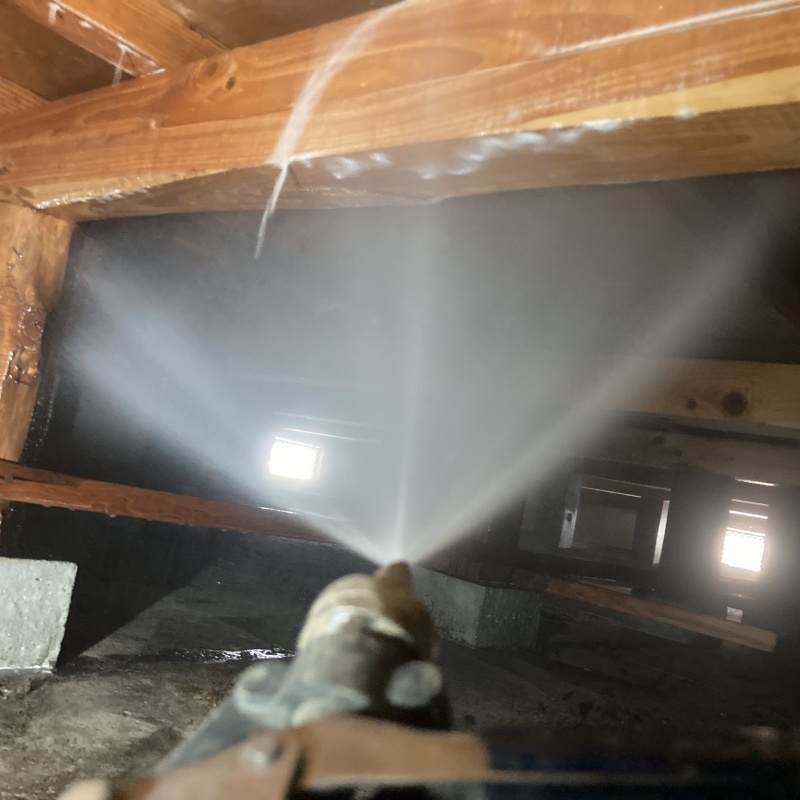 床下の木部に防蟻剤を散布