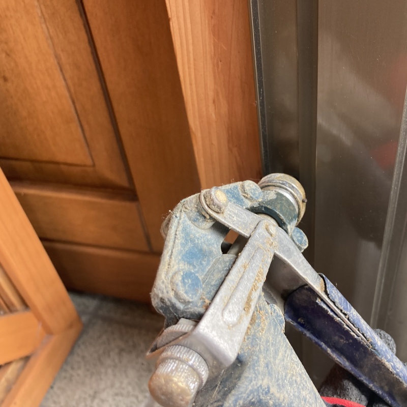 玄関ドアの枠に防蟻剤を注入