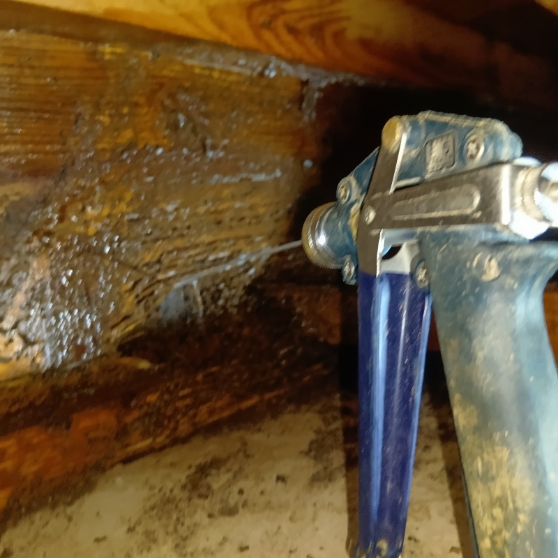 床下の木部にシロアリ駆除剤を散布