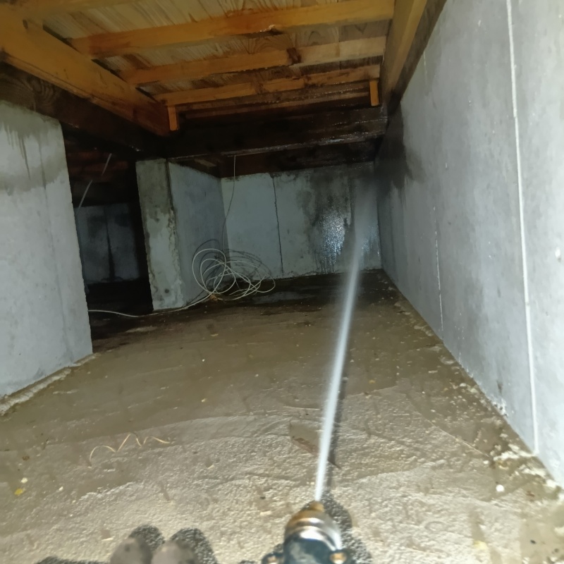 床下の基礎にシロアリ駆除剤を散布