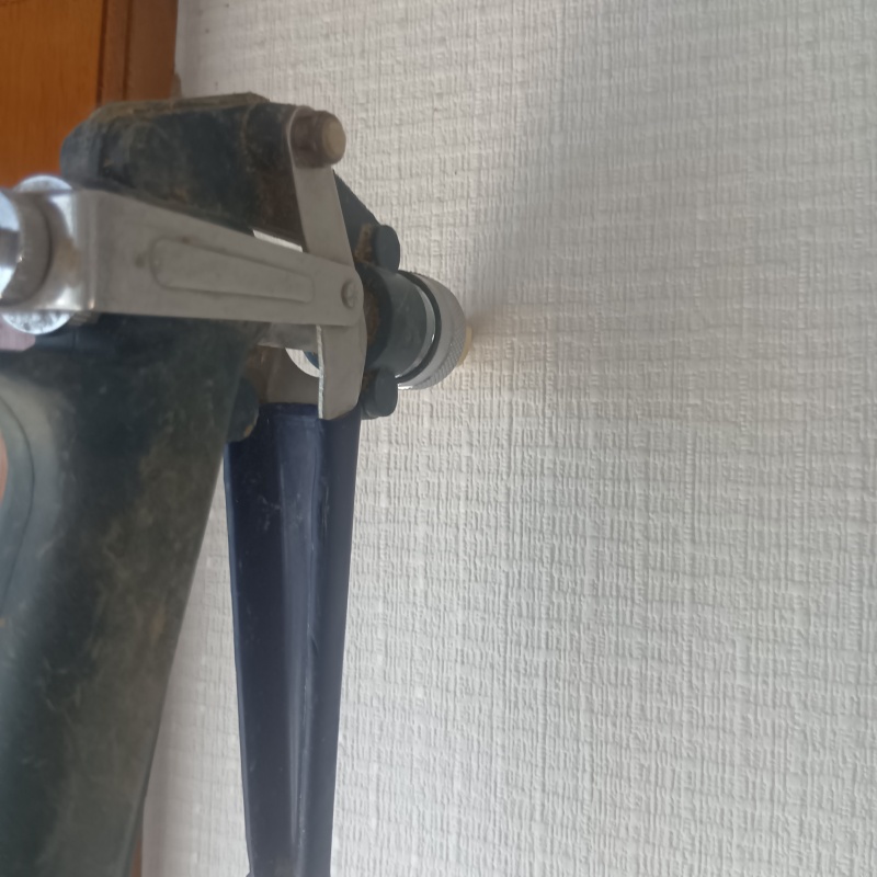 室内の壁にシロアリ駆除剤を注入