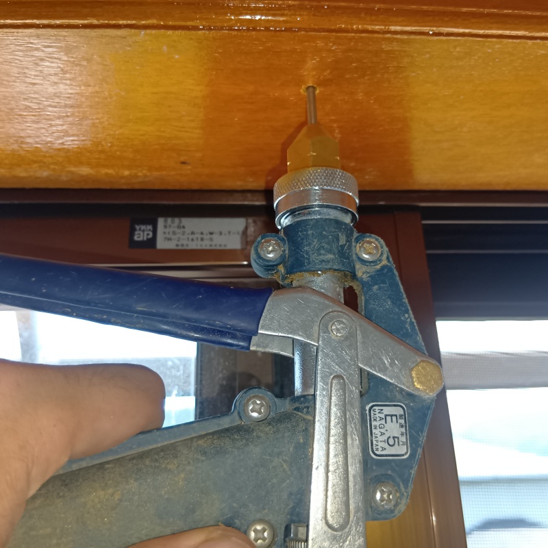 窓枠にシロアリ駆除剤を注入