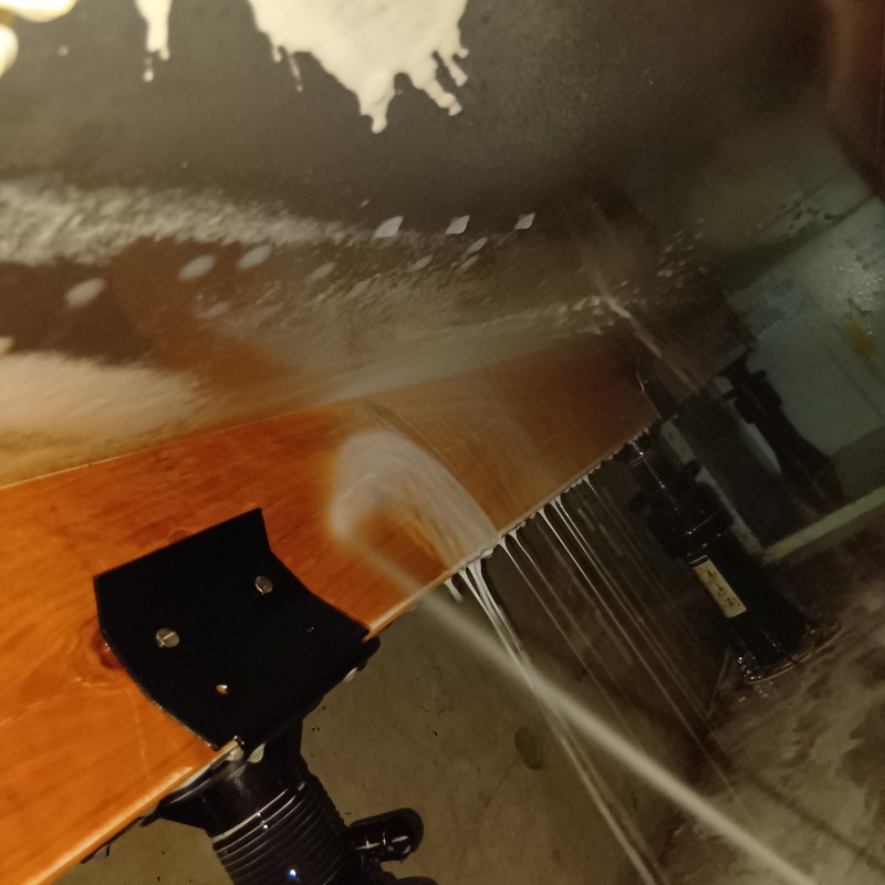 床下の木部にシロアリ駆除剤を散布