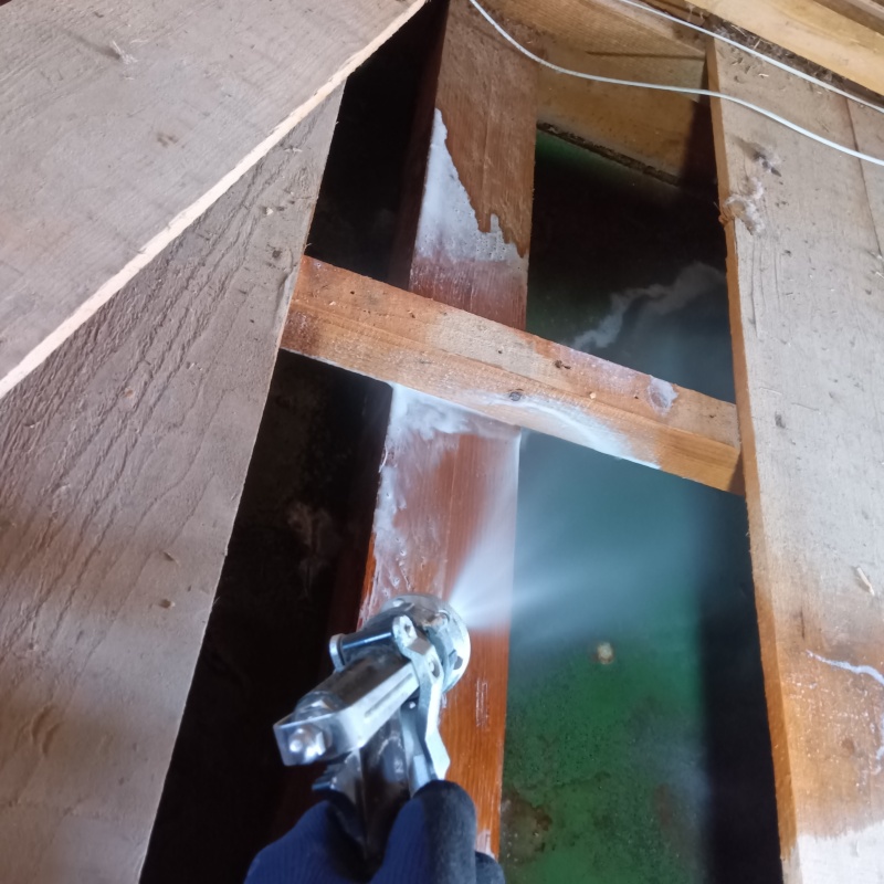 床下の木部にシロアリ駆除剤を散布