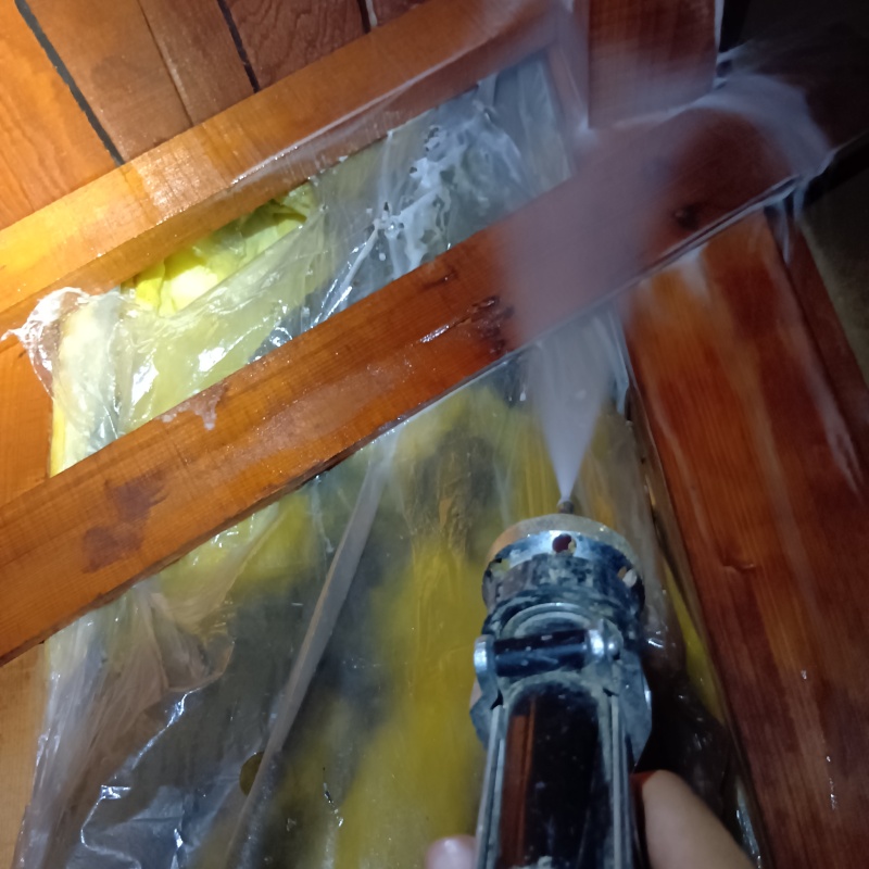 屋根裏にシロアリ駆除剤を散布