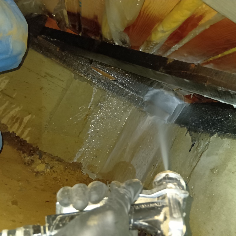 床下の基礎にシロアリ駆除剤を散布