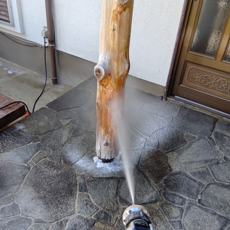 玄関の化粧柱にシロアリ駆除剤を散布