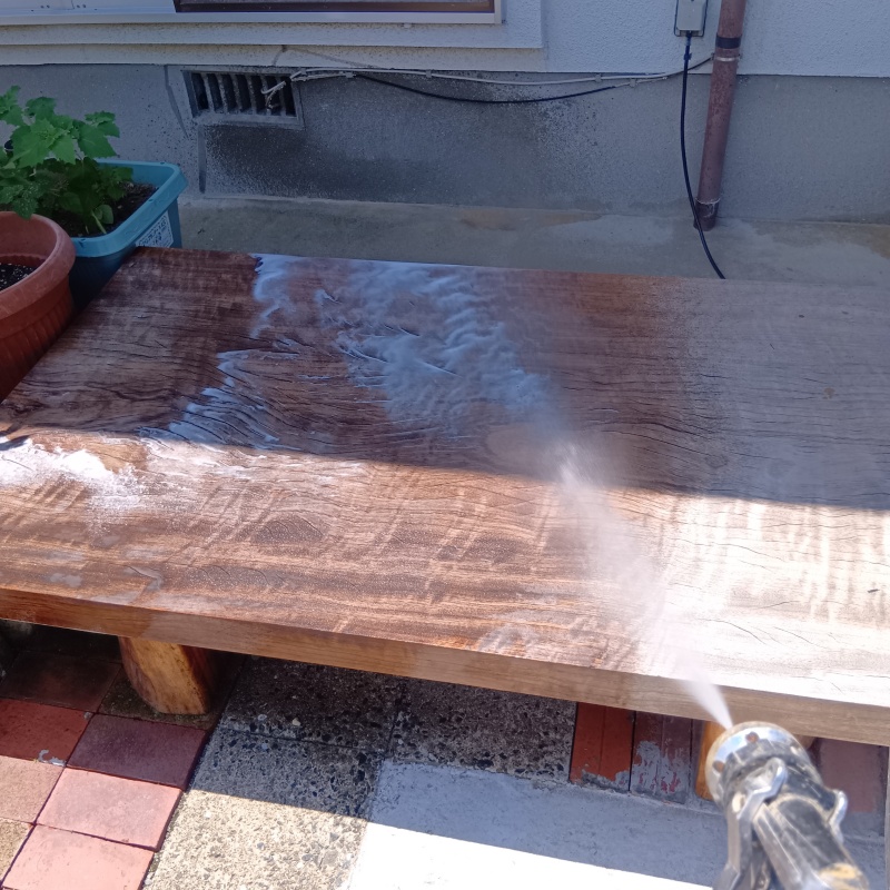 縁台にシロアリ駆除剤を散布