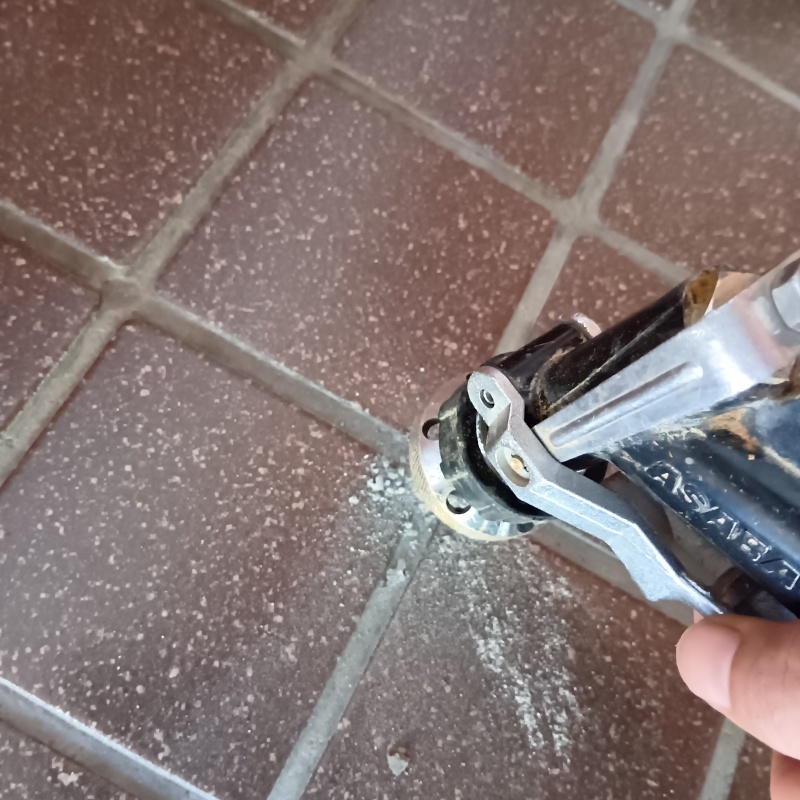 玄関の床にシロアリ駆除剤を注入