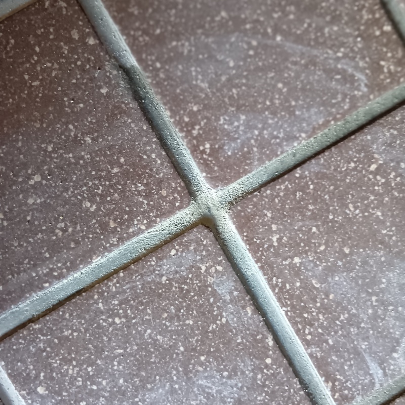 開けた穴を補修材で充填