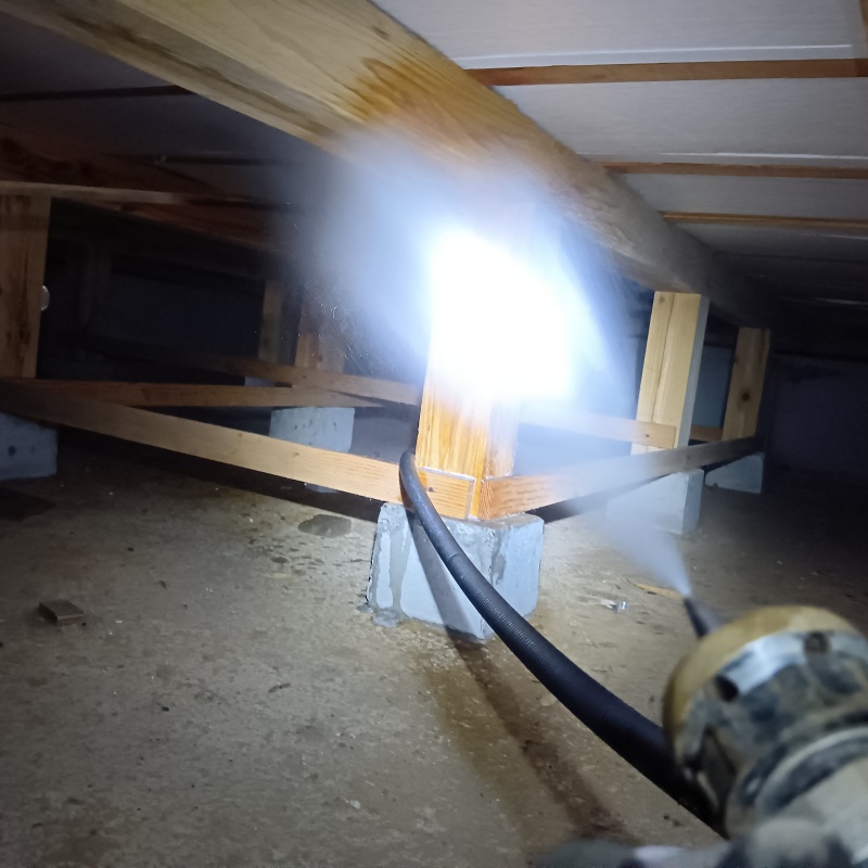 床下の木部にシロアリ駆除剤を散布