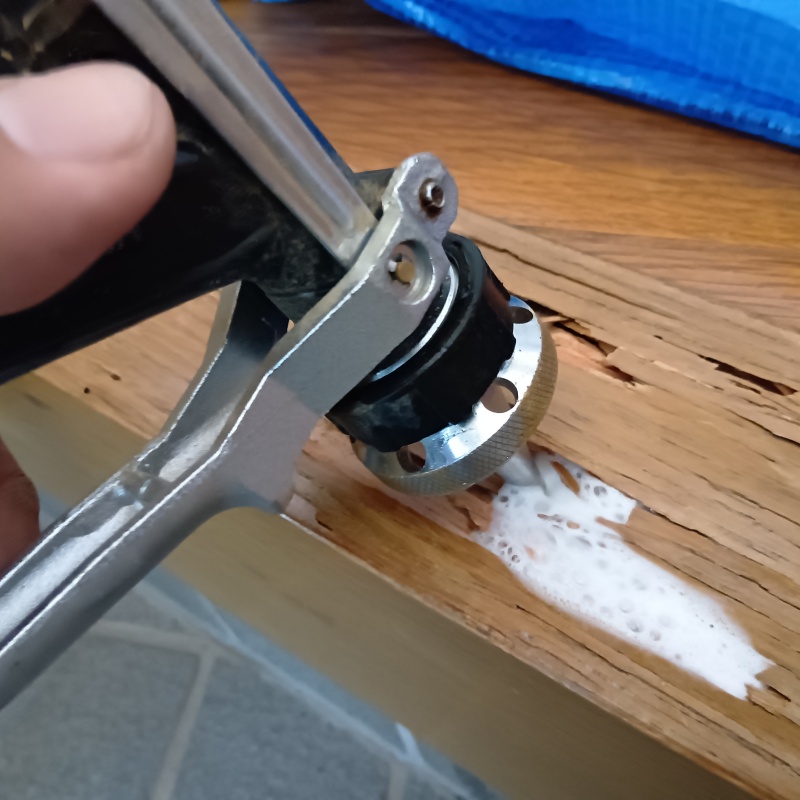 玄関の上がり框にシロアリ駆除剤を注入