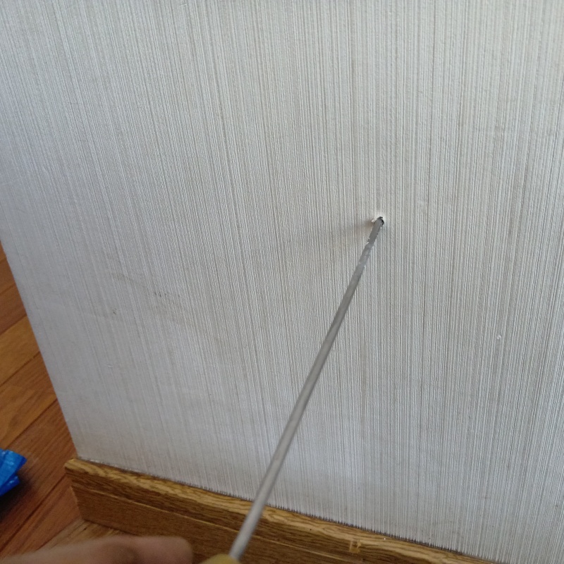 室内の壁にシロアリ駆除剤を注入