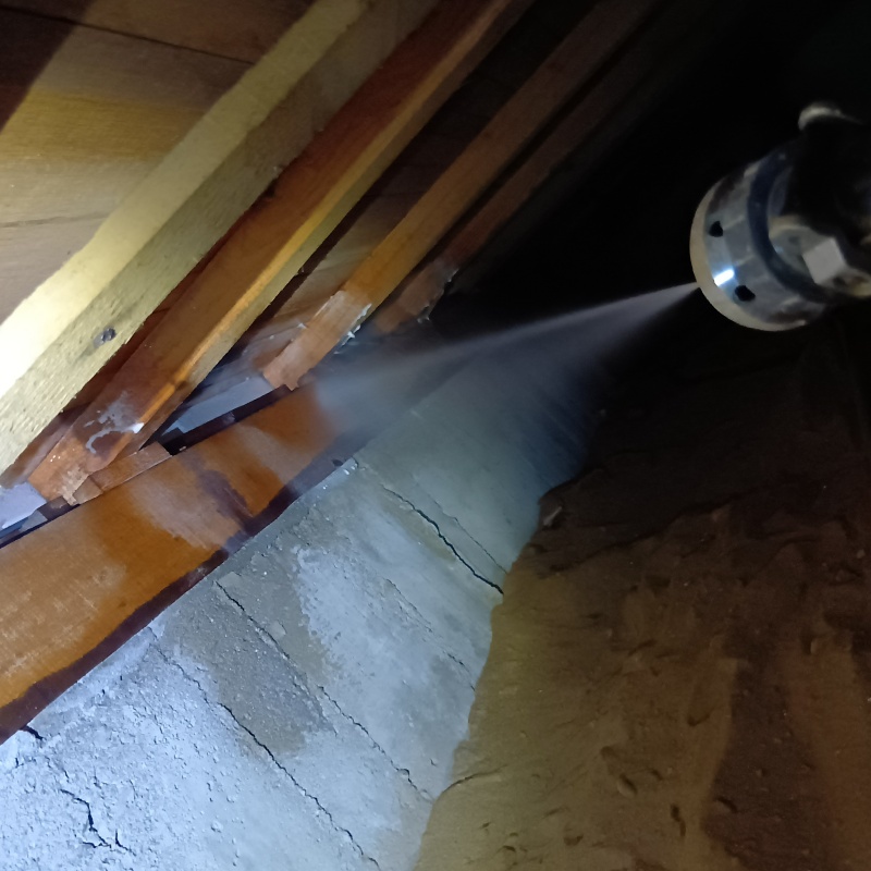 床下の木部にシロアリ駆除剤を散布