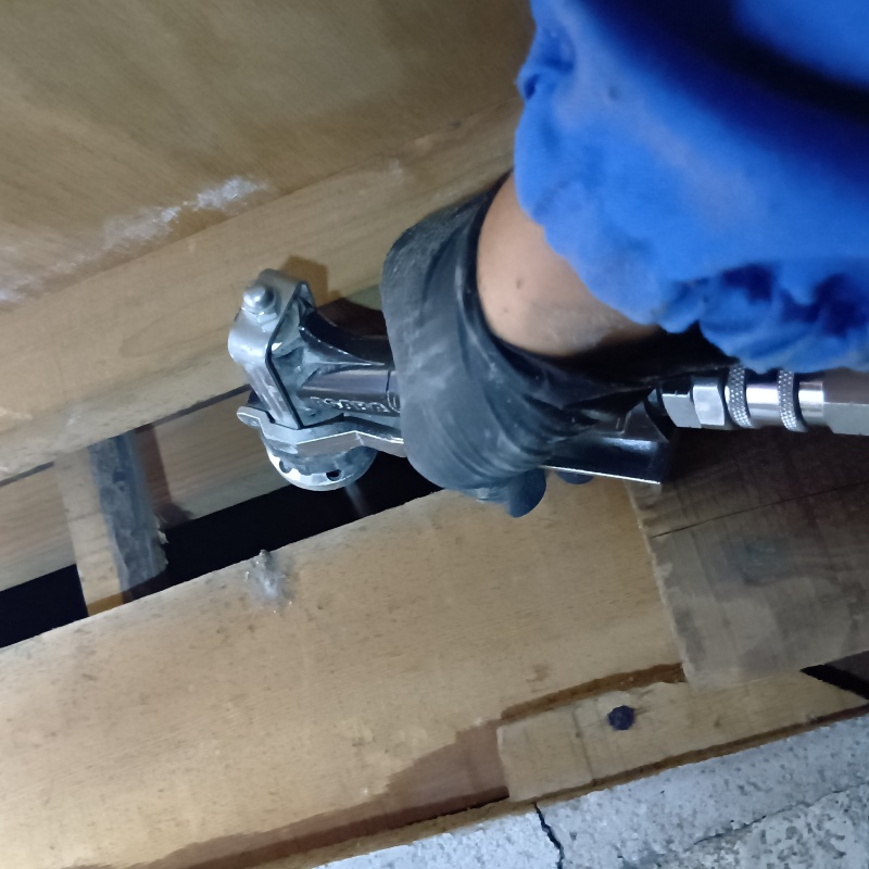 床下の木部にシロアリ駆除剤を散布