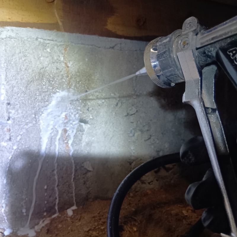 床下の基礎にシロアリ駆除剤を散布