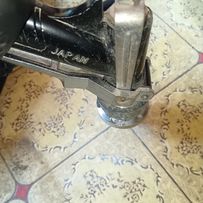 床タイルにシロアリ駆除剤を注入