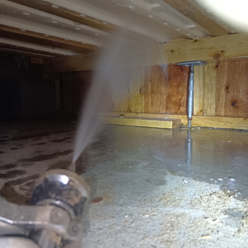 床下の木部に防蟻剤を散布