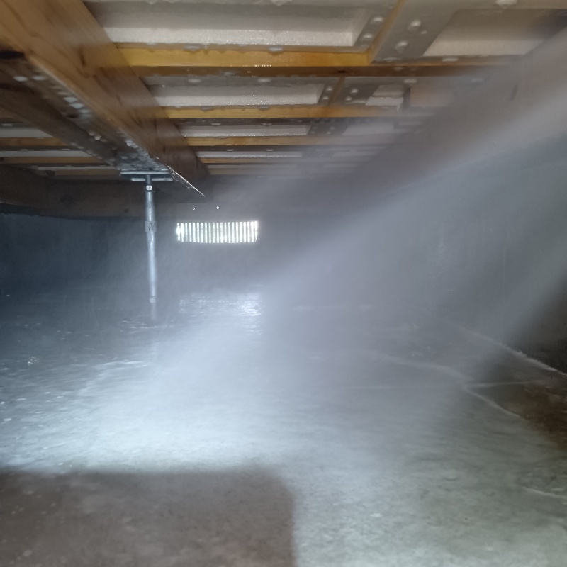 床下の土壌に防蟻剤を散布