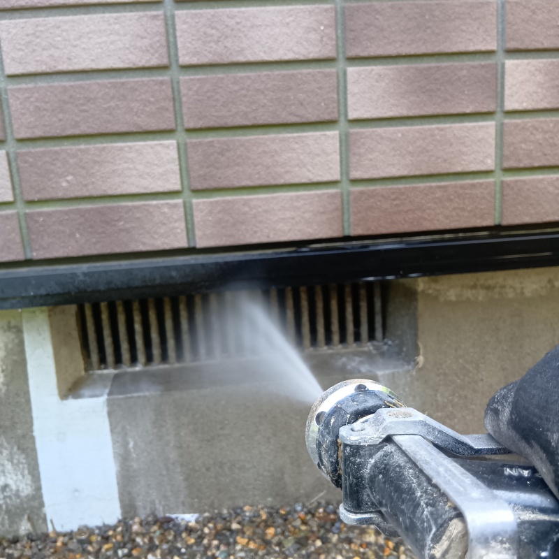 床下換気口から防蟻剤を散布