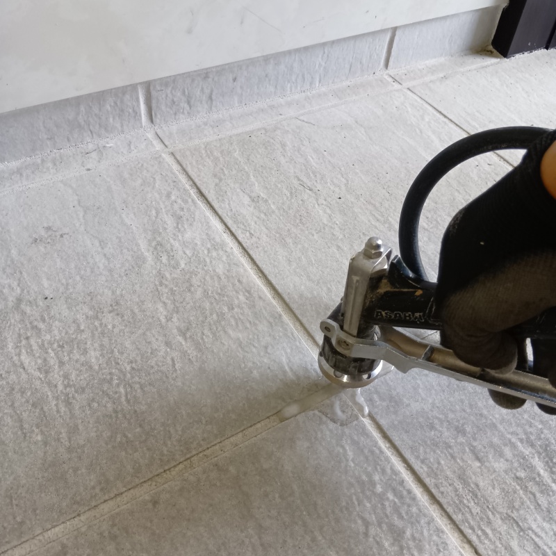 玄関の床に防蟻剤を注入