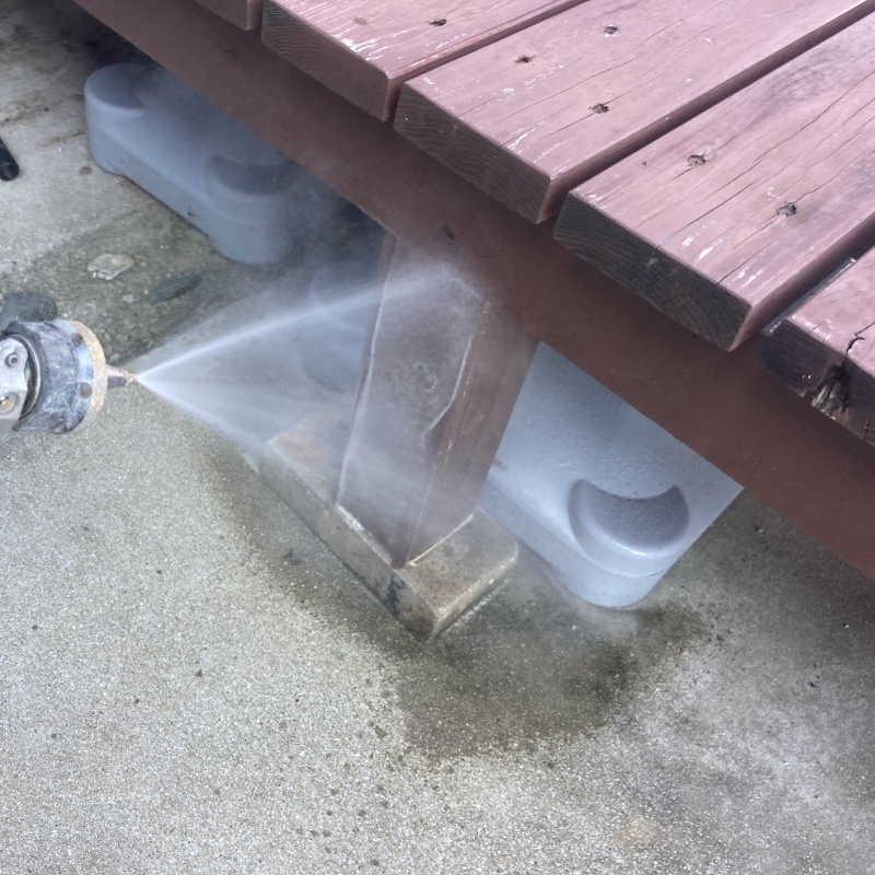 ウッドデッキの束材にシロアリ駆除剤を散布