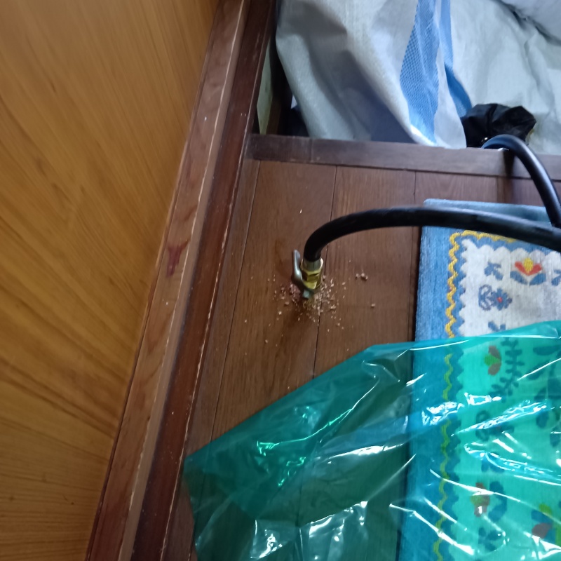 玄関先のフローリングにシロアリ駆除剤を注入