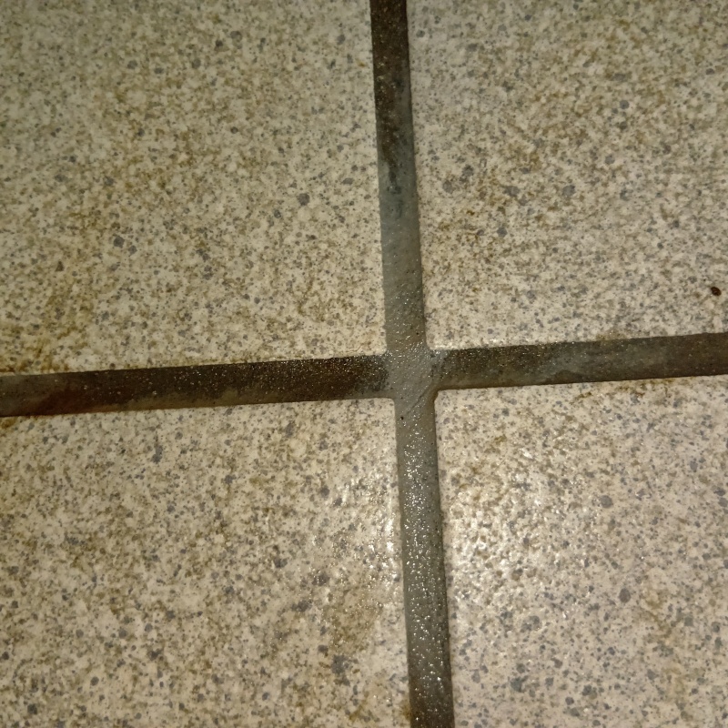 開けた穴をパテで補修