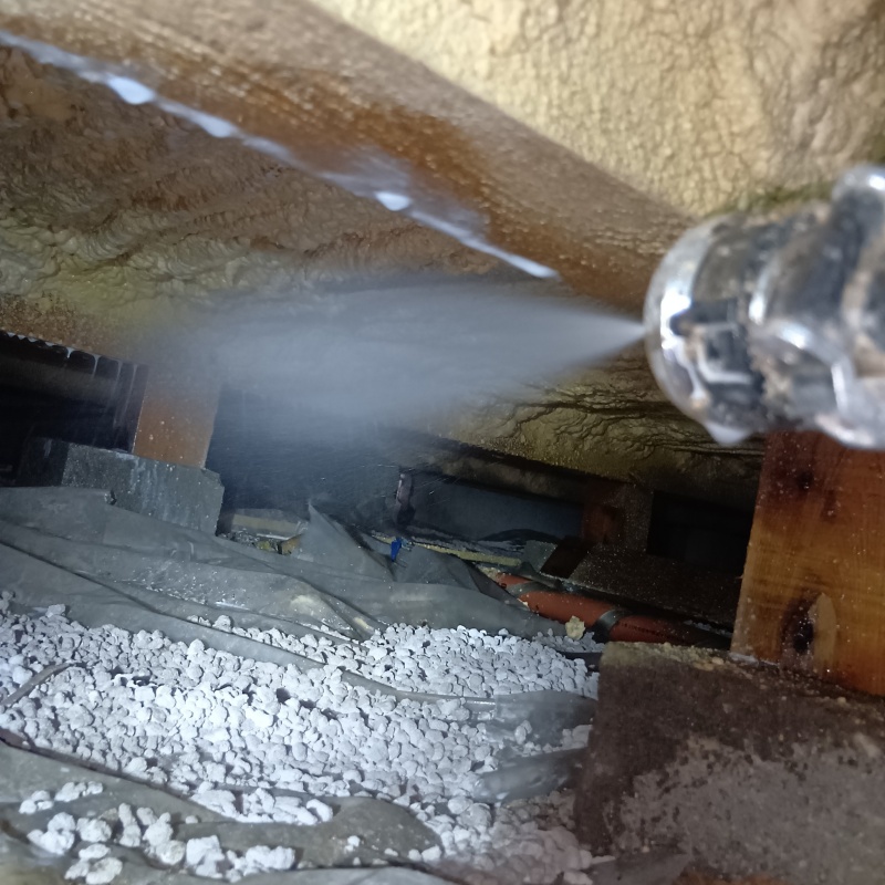 床下の木部にシロアリ駆除剤を散布