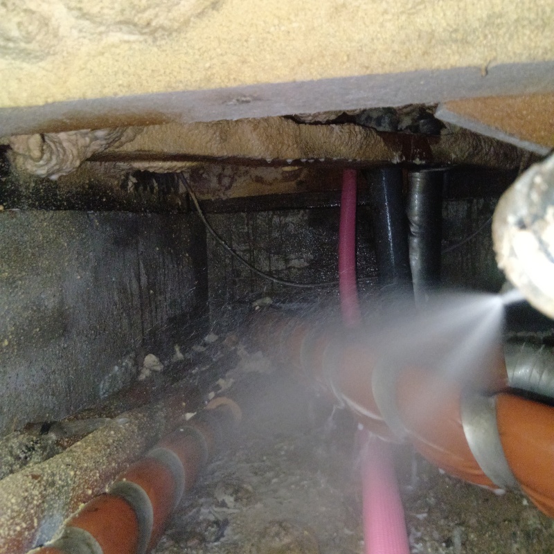 床下の土壌にシロアリ駆除剤を散布