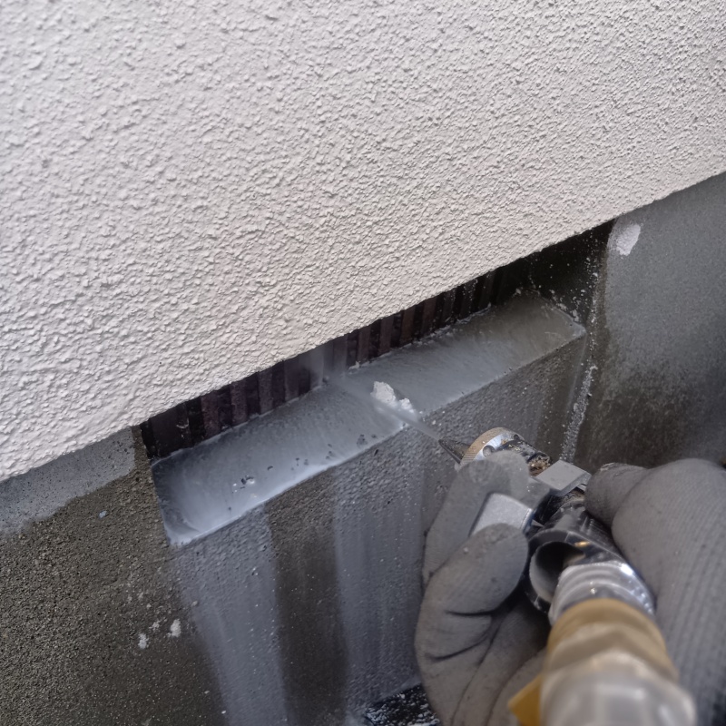 床下換気口からシロアリ駆除剤を散布