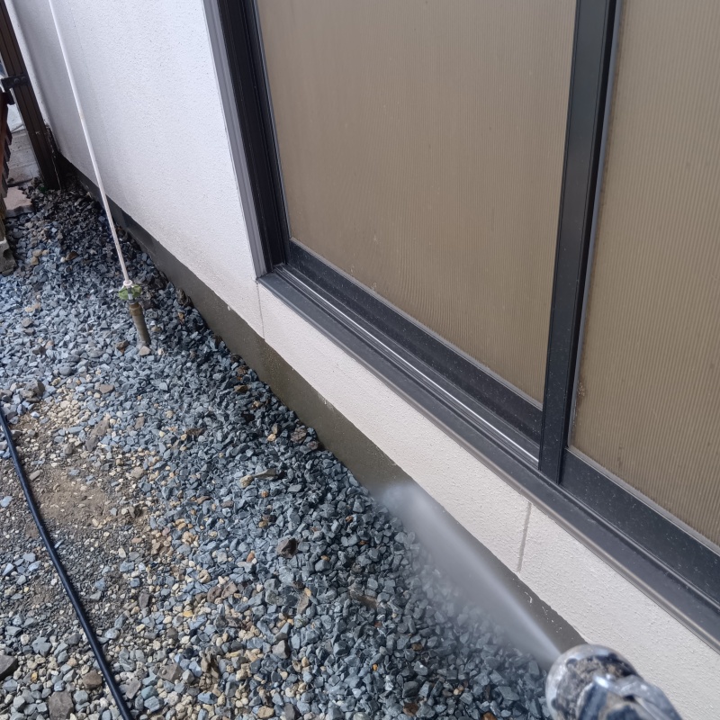 建物の土台にシロアリ駆除剤を散布