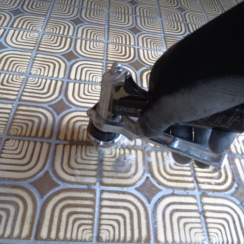 玄関床のタイルにシロアリ駆除剤を注入