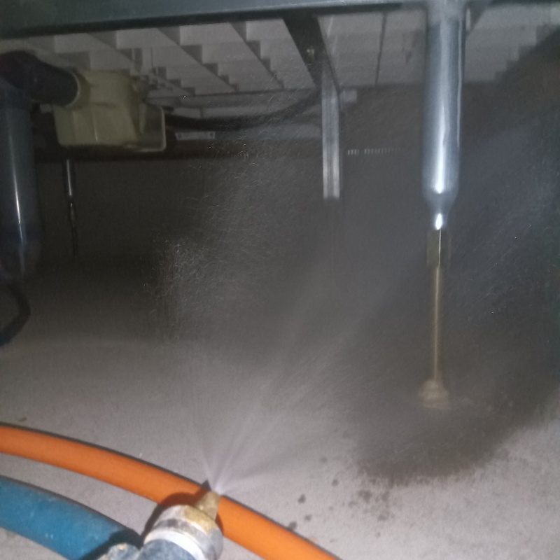 床下の基礎にシロアリ駆除剤を散布