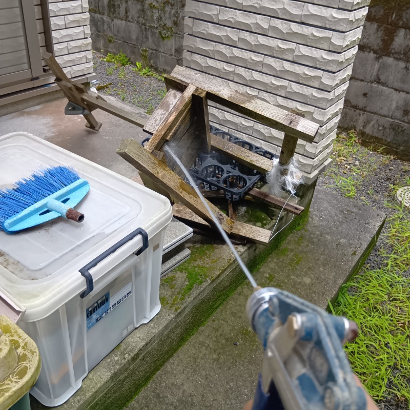 敷地内にある木材にシロアリ駆除剤を散布