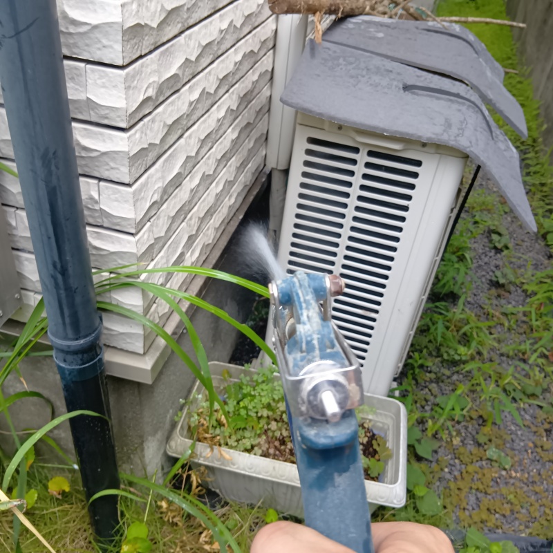 室外機の裏にシロアリ駆除剤を散布