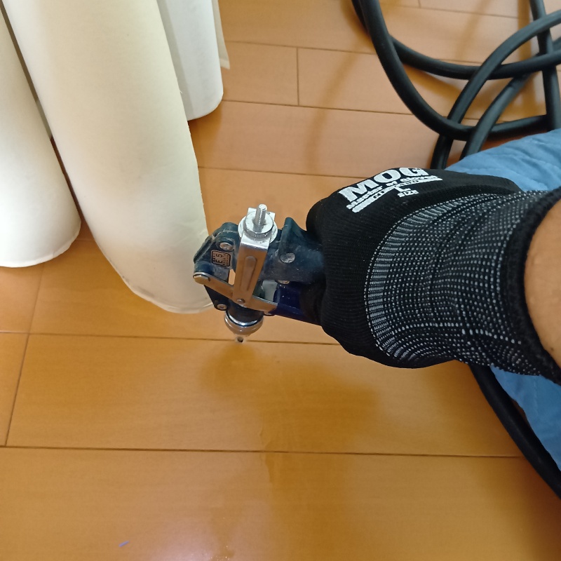 室内のフローリングからシロアリ駆除剤を注入