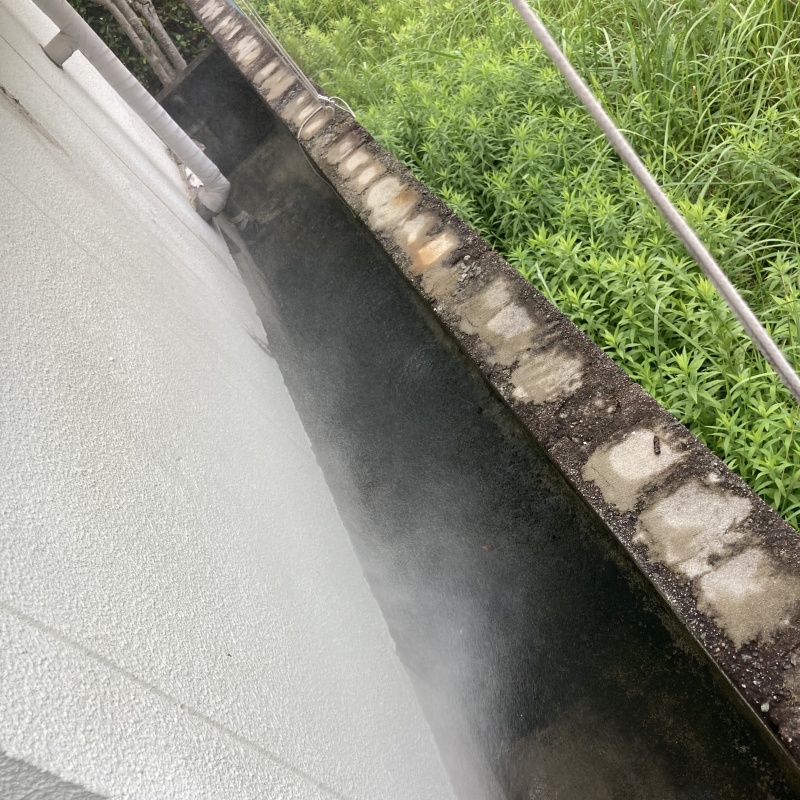 庭の花壇下にシロアリ駆除剤を散布