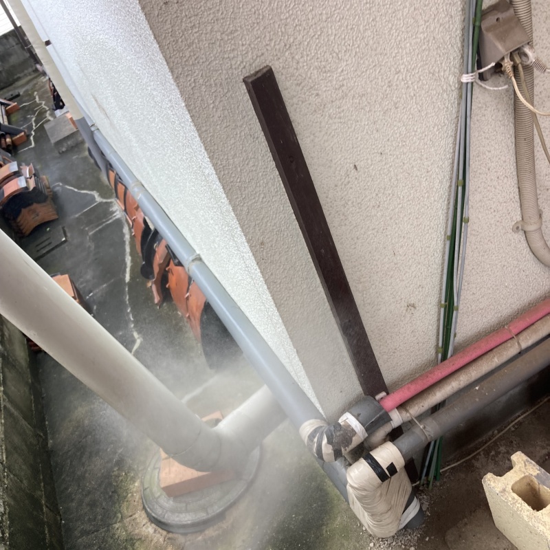 建物外の配管にシロアリ駆除剤を散布