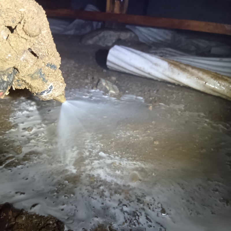 床下の地面にシロアリ駆除剤を散布
