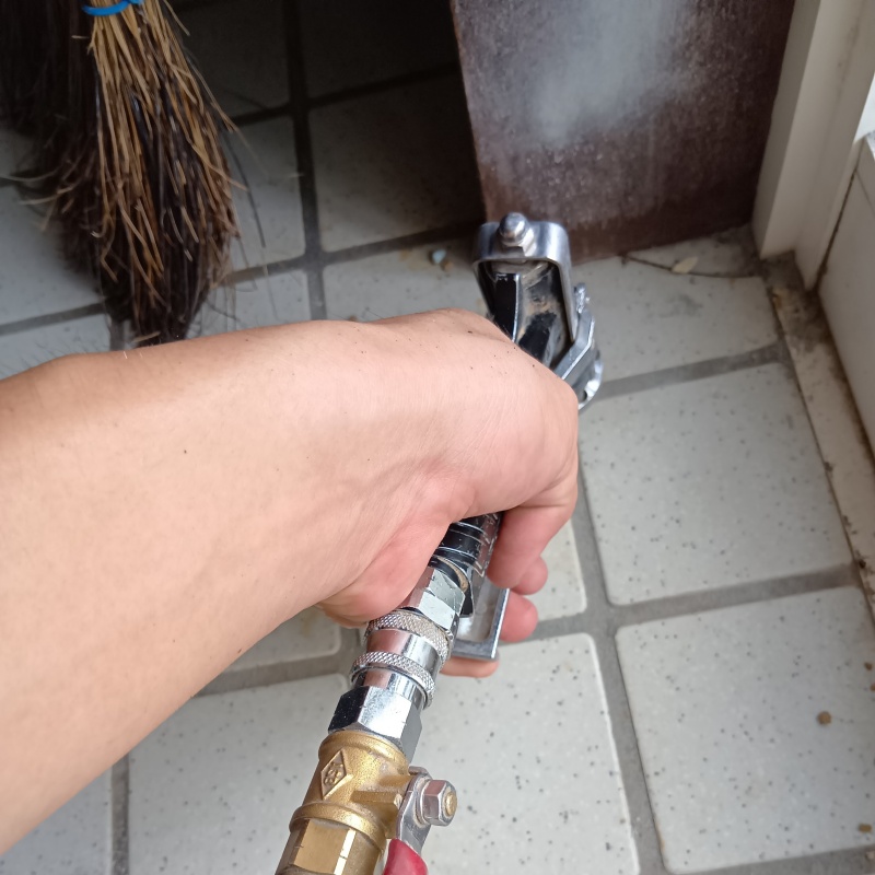 玄関のタイルにシロアリ駆除剤を注入
