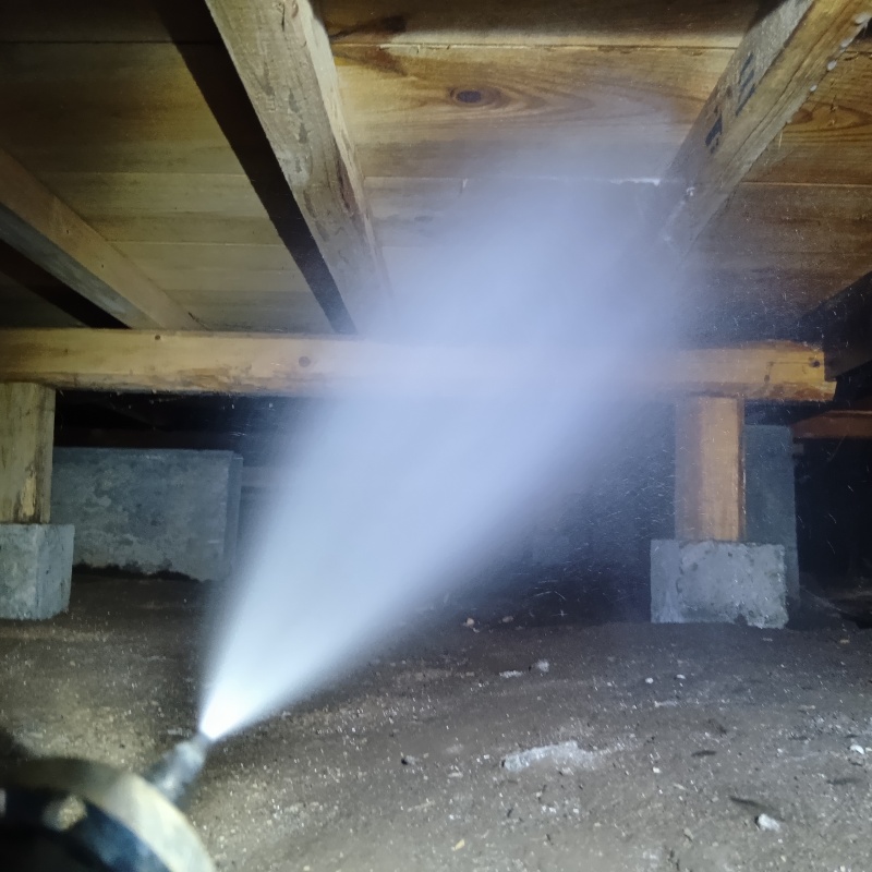 床下の木部にシロアリ駆除剤を散布