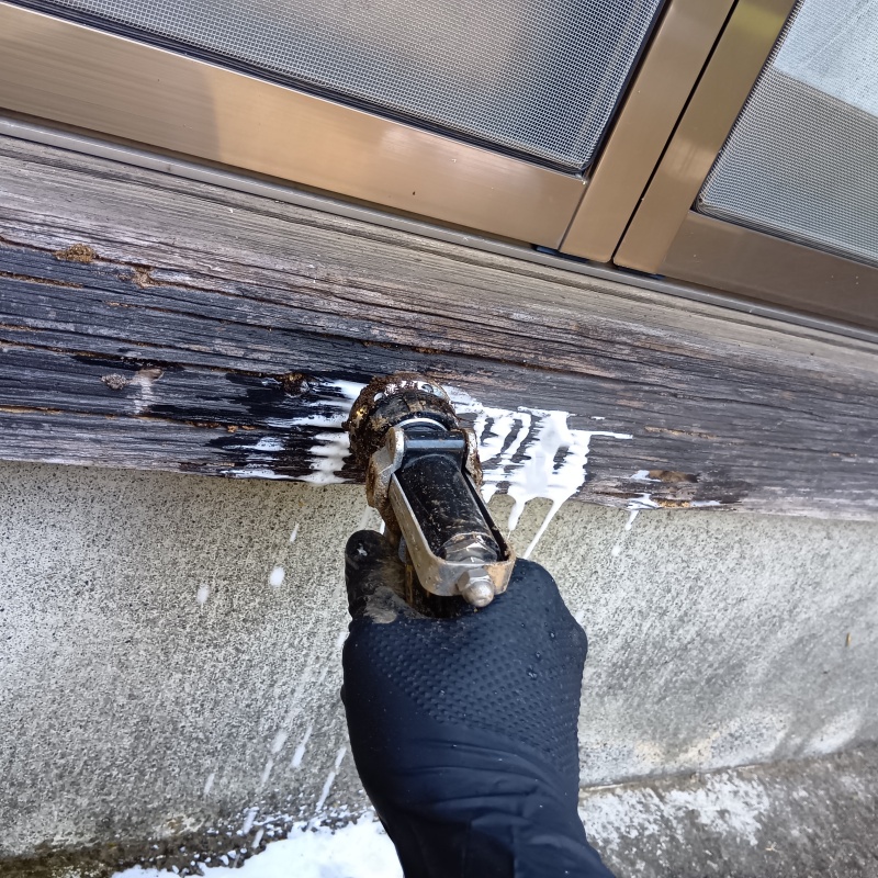 屋外の木部にシロアリ駆除剤を注入