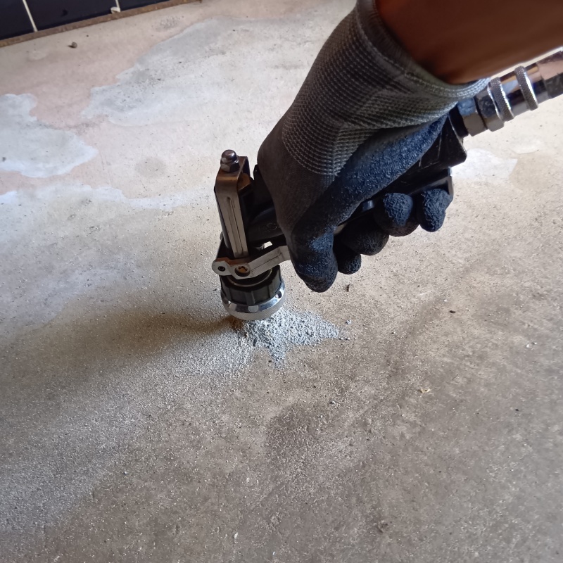 コンクリート床にシロアリ駆除剤を注入