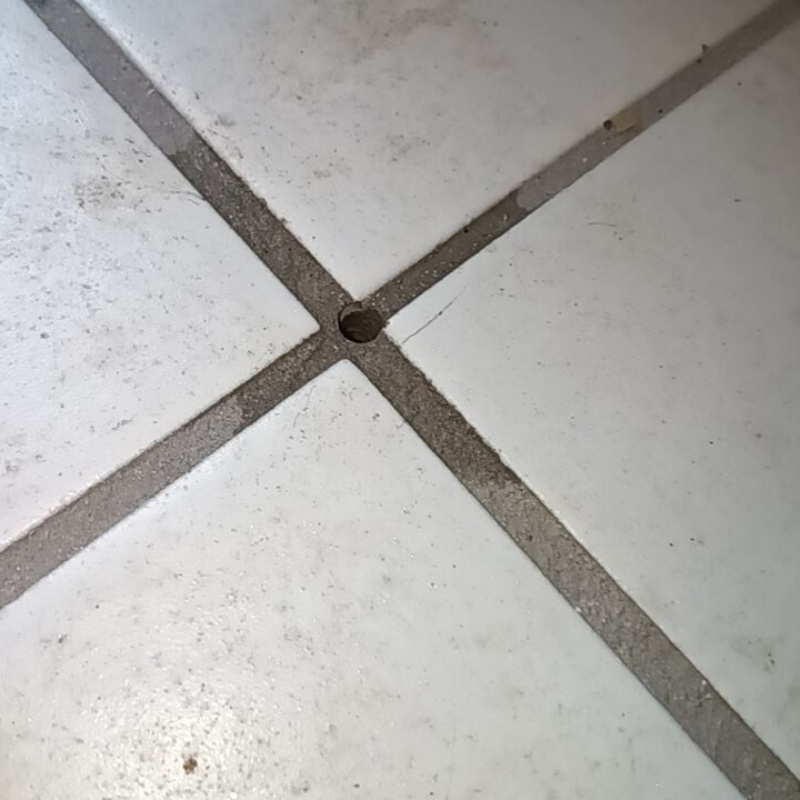 開けた穴を補修材で充填