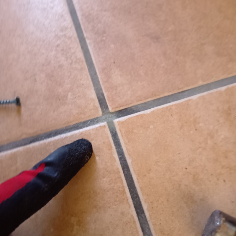 開けた穴を補修材で充填